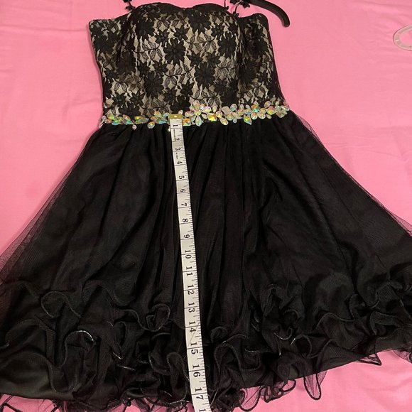 Short black dress with flirty skater skirt - Picture 5 of 5